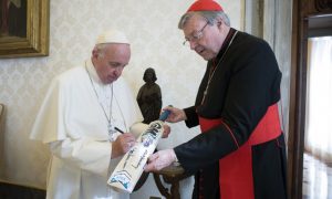 El Papa, con el cardenal George Pell, acusado de encubrir pederastas. 
